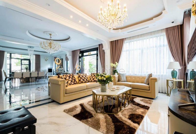 Bộ sofa bọc da phòng khách thích hợp với diện tích không gian phòng khách lớn, gồm một ghế văng, ghế đơn và đôn gỗ
